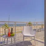 Beachfront With Ac & Private Parking By Hosthero * Чивитанова-Марке