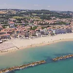 Beachfront With Ac & Private Parking By Hosthero Апартаменты Чивитанова-Марке