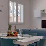 Апартаменты Beachfront With Ac & Private Parking By Hosthero