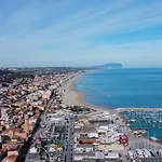 Апартаменты Beachfront With Ac & Private Parking By Hosthero
