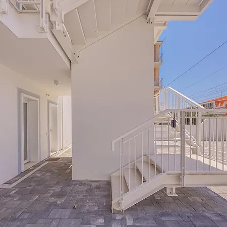 Beachfront With Ac & Private Parking By Hosthero *