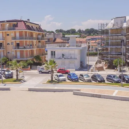 Beachfront With Ac & Private Parking By Hosthero *