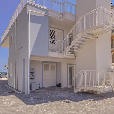 Beachfront With Ac & Private Parking By Hosthero * Civitanova Marche