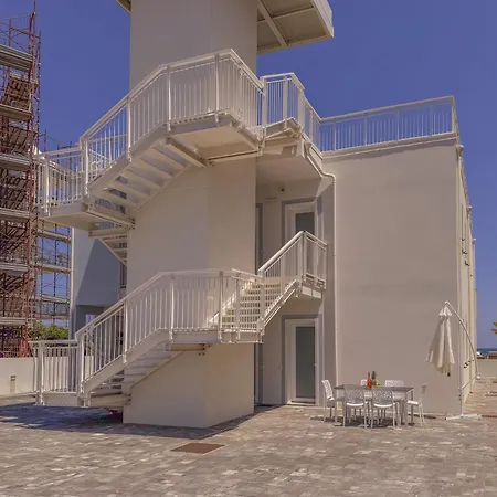 Beachfront With Ac & Private Parking By Hosthero *