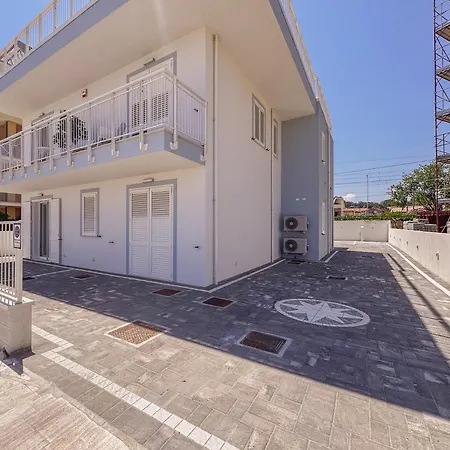 Beachfront With Ac & Private Parking By Hosthero