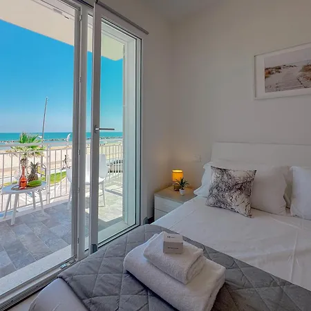Beachfront - Ac & Private Parking By Hosthero Διαμέρισμα