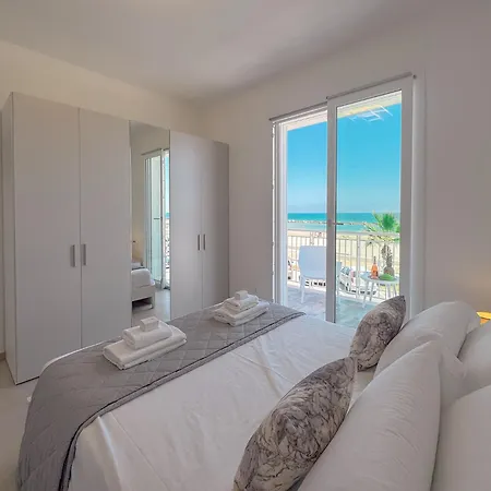 Διαμέρισμα Beachfront - Ac & Private Parking By Hosthero *