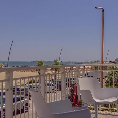 Beachfront - Ac & Private Parking By Hosthero Διαμέρισμα *