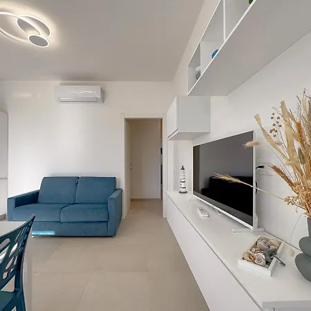 Beachfront - Ac & Private Parking By Hosthero
