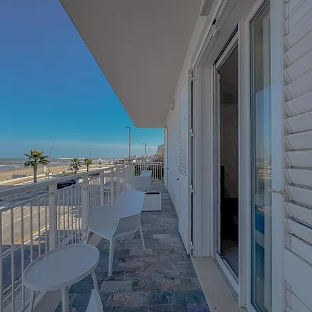 Beachfront - Ac & Private Parking By Hosthero *