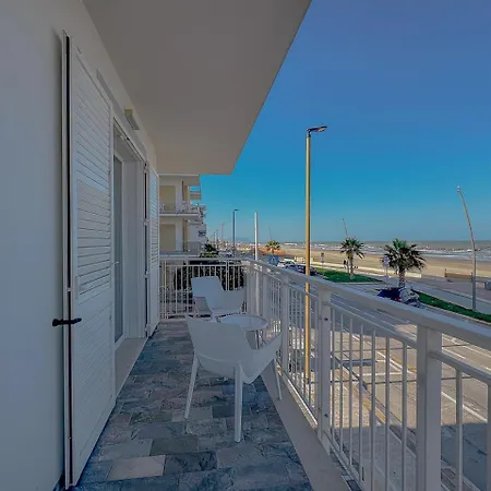 Beachfront - Ac & Private Parking By Hosthero