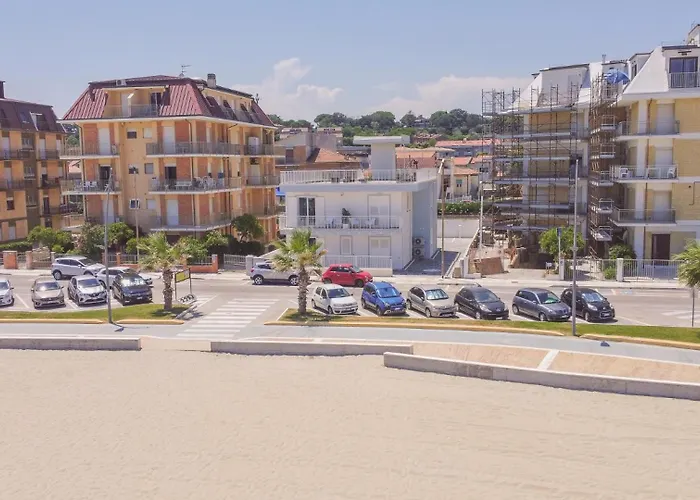 Beachfront With Ac & Private Parking By Hosthero *