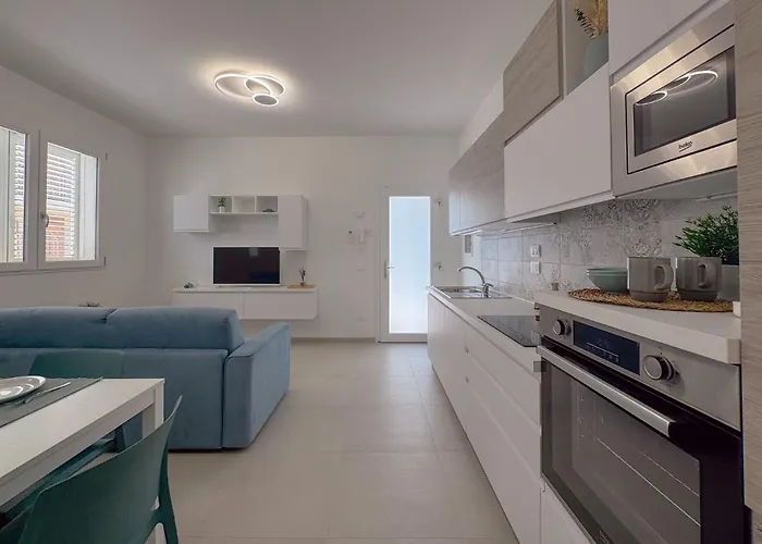 Beachfront With Ac & Private Parking By Hosthero Apartment