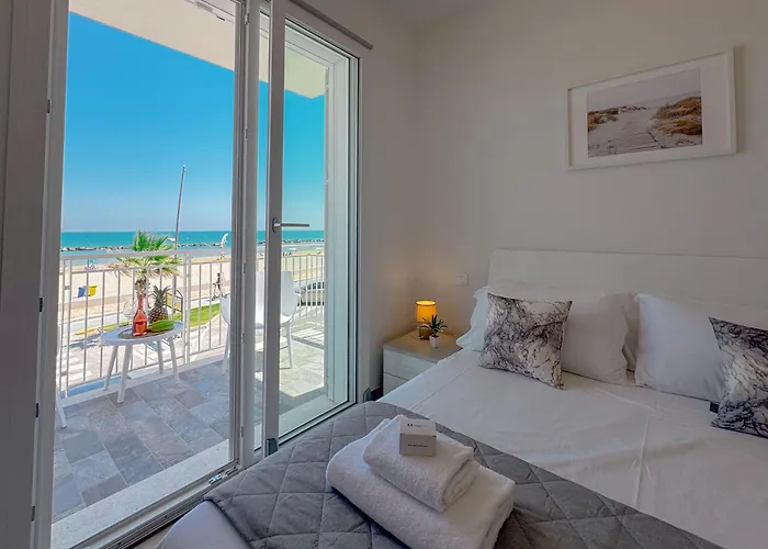 Beachfront With Ac & Private Parking By Hosthero Apartment