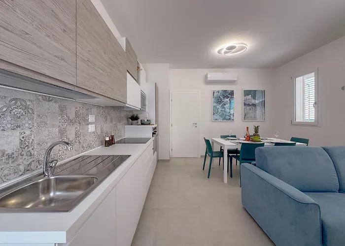 Beachfront With Ac & Private Parking By Hosthero